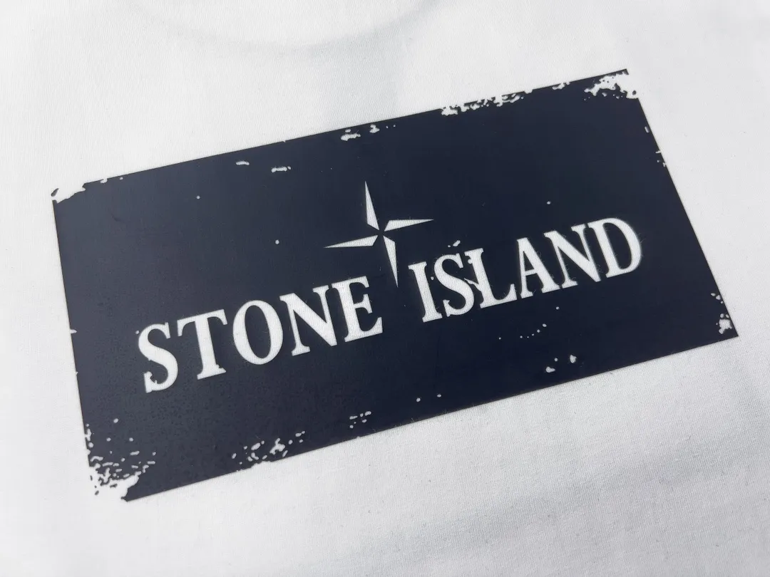 W612#P110💰 [Stone lsland/Stone Island summer new front and back printed short-sleeved T-shirt] ⚠️[Original creation, high control of details] Made of 260 grams of combed cotton, 32-count double yarn - Simple basic versatile style, original quality, the first choice for couples. - Made in a large factory, four needles and five threads on the shoulder, neat alignment, high quality workmanship. - Same style for men and women, very versatile, one piece for each hand, details are clearly visible. Color: black White Size: M L